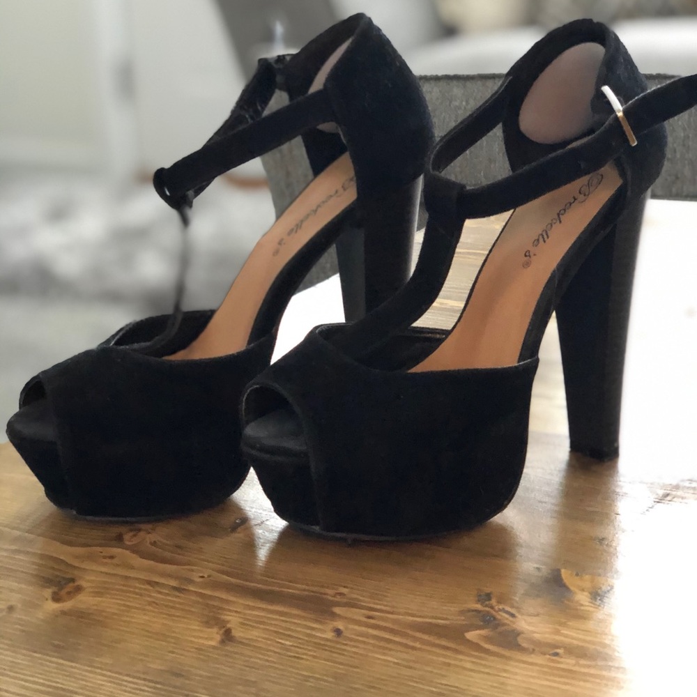Black platform peep toe heels• Size 6